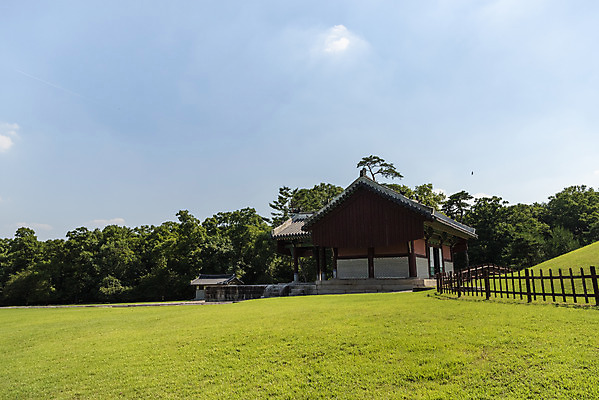 포토 JPG 주간 한국전통 여행 유적지 풍경 사람없음 야외 여름 관광지 세계문화유산 문화재 역사 한국사 조선시대 왕릉 정자각 조선왕릉 동구릉 원릉 영조 정순왕후 국내포토 구리시 자연요소 전통 계절 고건축 한국 왕 경기도 파일형식 왕후 구리_지역