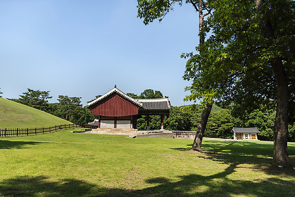 포토 JPG 주간 나무 한국전통 여행 유적지 풍경 사람없음 야외 여름 관광지 세계문화유산 문화재 역사 한국사 조선시대 왕릉 정자각 조선왕릉 동구릉 원릉 영조 정순왕후 국내포토 구리시 자연요소 식물 전통 계절 고건축 한국 왕 경기도 파일형식 왕후 구리_지역