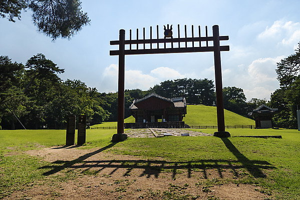 포토 JPG 주간 한국전통 여행 유적지 풍경 사람없음 야외 여름 관광지 세계문화유산 문화재 역사 한국사 조선시대 왕릉 정자각 조선왕릉 홍살문 동구릉 경릉 헌종 효현왕후 효정왕후 국내포토 구리시 자연요소 전통 계절 고건축 한국 왕 전통문 경기도 파일형식 왕후 구리_지역