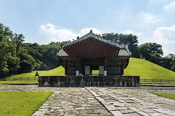 포토 JPG 주간 구름 한국전통 여행 유적지 하늘 풍경 사람없음 야외 여름 관광지 세계문화유산 문화재 역사 한국사 조선시대 왕릉 정자각 조선왕릉 동구릉 경릉 헌종 효현왕후 효정왕후 국내포토 구리시 자연요소 전통 계절 고건축 한국 왕 경기도 파일형식 왕후 구리_지역