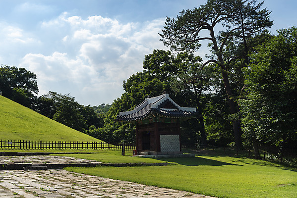 포토 JPG 주간 구름 한국전통 여행 유적지 하늘 풍경 사람없음 야외 여름 관광지 세계문화유산 문화재 소나무 역사 한국사 조선시대 비각 왕릉 조선왕릉 동구릉 경릉 헌종 효현왕후 효정왕후 국내포토 구리시 자연요소 나무 전통 계절 고건축 한국 왕 경기도 파일형식 왕후 구리_지역