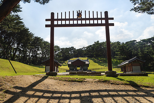 포토 JPG 주간 한국전통 여행 유적지 풍경 사람없음 야외 여름 관광지 세계문화유산 문화재 역사 한국사 조선시대 경종 왕릉 정자각 조선왕릉 홍살문 동구릉 혜릉 단의왕후 국내포토 구리시 자연요소 전통 계절 고건축 한국 왕 전통문 경기도 파일형식 왕후 구리_지역
