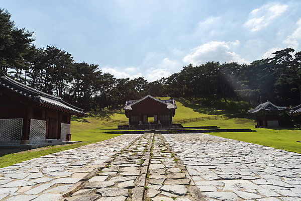 포토 JPG 주간 한국전통 여행 유적지 풍경 사람없음 야외 여름 관광지 세계문화유산 문화재 역사 한국사 조선시대 경종 왕릉 정자각 조선왕릉 동구릉 혜릉 단의왕후 국내포토 구리시 자연요소 전통 계절 고건축 한국 왕 경기도 파일형식 왕후 구리_지역