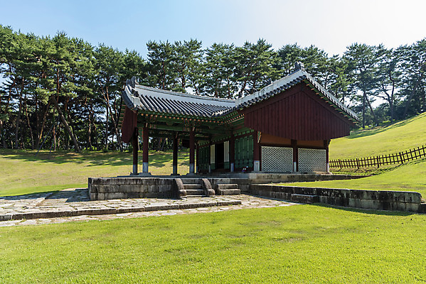 포토 JPG 주간 한국전통 여행 유적지 풍경 사람없음 야외 여름 관광지 세계문화유산 문화재 역사 한국사 조선시대 경종 왕릉 정자각 조선왕릉 동구릉 혜릉 단의왕후 국내포토 구리시 자연요소 전통 계절 고건축 한국 왕 경기도 파일형식 왕후 구리_지역