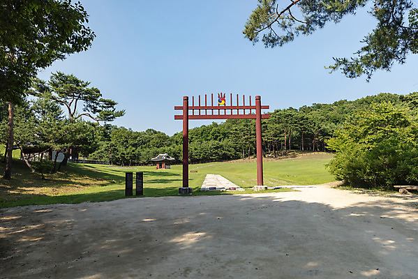 포토 JPG 주간 한국전통 여행 유적지 풍경 사람없음 야외 여름 관광지 세계문화유산 문화재 소나무 역사 한국사 조선시대 왕릉 조선왕릉 홍살문 동구릉 목릉 동원이강릉 선조 의인왕후 인목왕후 국내포토 구리시 자연요소 나무 전통 계절 고건축 한국 왕 전통문 경기도 파일형식 왕후 구리_지역