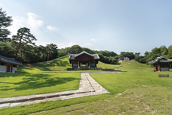 포토 JPG 주간 구름 한국전통 여행 유적지 하늘 풍경 사람없음 야외 여름 관광지 세계문화유산 문화재 역사 한국사 조선시대 왕릉 정자각 조선왕릉 동구릉 목릉 동원이강릉 선조 의인왕후 인목왕후 국내포토 구리시 자연요소 전통 계절 고건축 한국 왕 경기도 파일형식 왕후 구리_지역