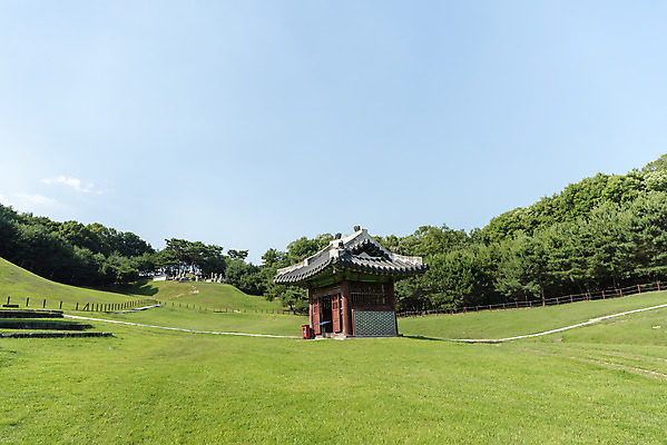 포토 JPG 주간 나무 한국전통 여행 유적지 하늘 풍경 사람없음 야외 여름 관광지 세계문화유산 문화재 역사 한국사 조선시대 비각 왕릉 조선왕릉 동구릉 목릉 동원이강릉 선조 의인왕후 인목왕후 국내포토 구리시 자연요소 식물 전통 계절 고건축 한국 왕 경기도 파일형식 왕후 구리_지역