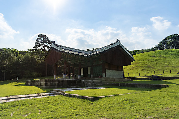 포토 JPG 주간 구름 한국전통 여행 유적지 하늘 풍경 사람없음 야외 여름 관광지 세계문화유산 문화재 역사 한국사 조선시대 왕릉 정자각 조선왕릉 동구릉 목릉 동원이강릉 선조 의인왕후 인목왕후 국내포토 구리시 자연요소 전통 계절 고건축 한국 왕 경기도 파일형식 왕후 구리_지역