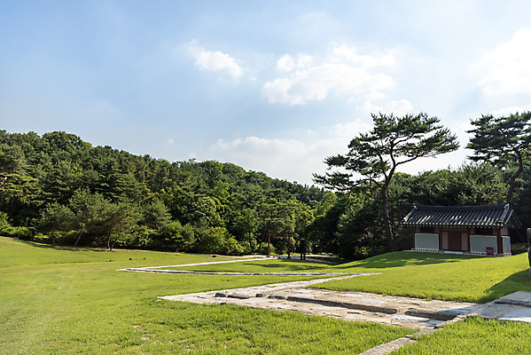 포토 JPG 주간 나무 구름 한국전통 여행 유적지 하늘 풍경 사람없음 야외 여름 관광지 세계문화유산 문화재 소나무 역사 한국사 조선시대 왕릉 조선왕릉 수라간 동구릉 목릉 동원이강릉 선조 의인왕후 인목왕후 국내포토 구리시 자연요소 식물 전통 계절 고건축 한국 왕 경기도 파일형식 왕후 구리_지역