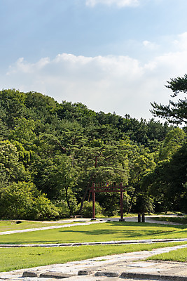 포토 JPG 주간 구름 한국전통 여행 유적지 하늘 풍경 사람없음 야외 여름 관광지 세계문화유산 문화재 소나무 역사 한국사 조선시대 왕릉 조선왕릉 홍살문 동구릉 목릉 동원이강릉 선조 의인왕후 인목왕후 국내포토 구리시 자연요소 나무 전통 계절 고건축 한국 왕 전통문 경기도 파일형식 왕후 구리_지역