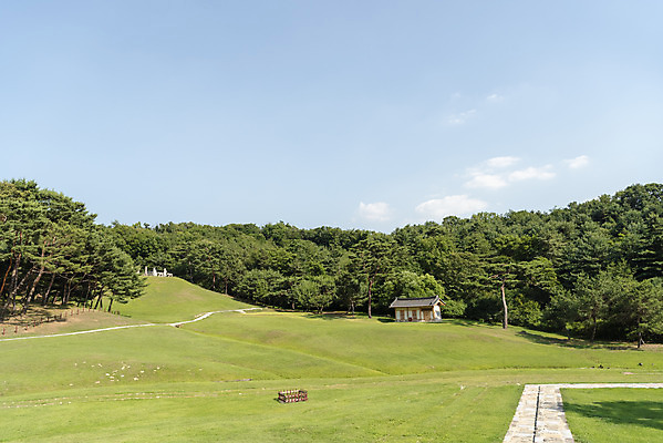 포토 JPG 주간 구름 한국전통 여행 유적지 하늘 풍경 사람없음 야외 여름 관광지 세계문화유산 문화재 역사 한국사 조선시대 왕릉 조선왕릉 동구릉 목릉 동원이강릉 선조 의인왕후 인목왕후 국내포토 구리시 자연요소 전통 계절 고건축 한국 왕 경기도 파일형식 왕후 구리_지역