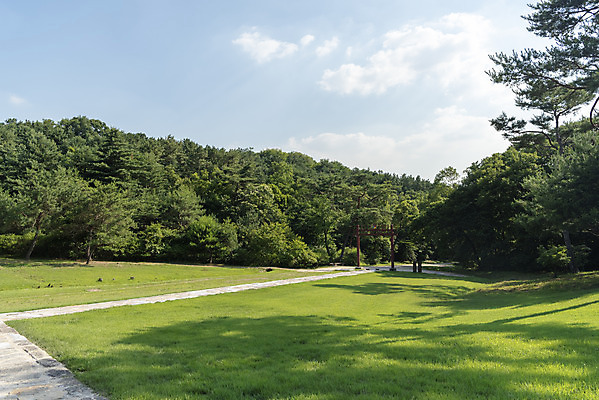 포토 JPG 주간 나무 구름 한국전통 여행 유적지 하늘 풍경 사람없음 야외 여름 관광지 세계문화유산 문화재 역사 한국사 조선시대 왕릉 조선왕릉 동구릉 목릉 동원이강릉 선조 의인왕후 인목왕후 국내포토 구리시 자연요소 식물 전통 계절 고건축 한국 왕 경기도 파일형식 왕후 구리_지역