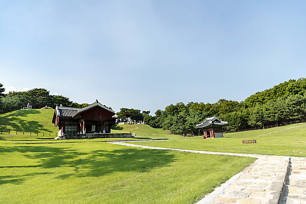 포토 JPG 주간 구름 한국전통 여행 유적지 하늘 풍경 사람없음 야외 여름 관광지 세계문화유산 문화재 역사 한국사 조선시대 비각 왕릉 정자각 조선왕릉 동구릉 목릉 동원이강릉 선조 의인왕후 인목왕후 국내포토 구리시 자연요소 전통 계절 고건축 한국 왕 경기도 파일형식 왕후 구리_지역