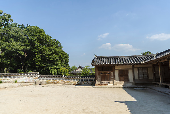 포토 JPG 주간 한국전통 여행 유적지 풍경 사람없음 야외 여름 관광지 세계문화유산 문화재 역사 한국사 조선시대 왕릉 재실 조선왕릉 동구릉 국내포토 구리시 자연요소 전통 계절 고건축 한국 경기도 파일형식 구리_지역