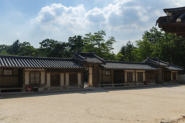 포토 JPG 주간 구름 한국전통 여행 유적지 하늘 풍경 사람없음 야외 여름 관광지 세계문화유산 문화재 역사 한국사 조선시대 왕릉 재실 조선왕릉 동구릉 국내포토 구리시 자연요소 전통 계절 고건축 한국 경기도 파일형식 구리_지역