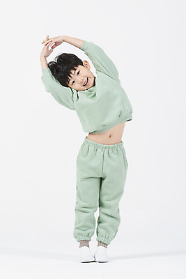 포토 JPG 스튜디오촬영 전신 남자 어린이 실내 건강 한명 서기 미소 앞모습 손들기 스트레칭 한국인 즐거움 흰배경 체조 소년한명만 국내포토 1 감정 뷰포인트 백그라운드 모션 표정 사람 동양인 내부 운동 흰색 남자한명만 소년만 파일형식