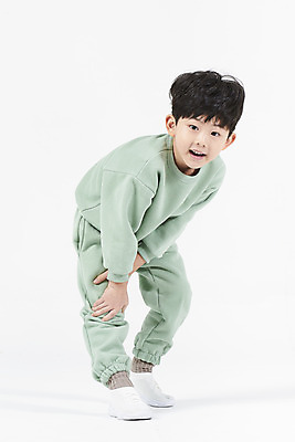 포토 JPG 스튜디오촬영 전신 남자 어린이 실내 건강 한명 서기 미소 앞모습 스트레칭 한국인 즐거움 흰배경 체조 소년한명만 국내포토 1 감정 뷰포인트 백그라운드 모션 표정 사람 동양인 내부 운동 흰색 남자한명만 소년만 파일형식