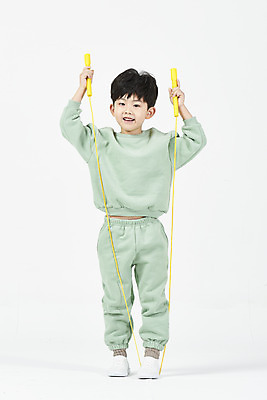 포토 JPG 스튜디오촬영 전신 남자 어린이 실내 건강 한명 서기 미소 앞모습 스트레칭 한국인 즐거움 흰배경 줄넘기 체조 소년한명만 국내포토 1 감정 뷰포인트 백그라운드 모션 표정 사람 동양인 내부 운동 흰색 남자한명만 소년만 파일형식