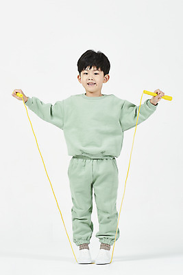 포토 JPG 스튜디오촬영 전신 남자 어린이 실내 건강 한명 서기 미소 앞모습 스트레칭 한국인 즐거움 흰배경 줄넘기 체조 소년한명만 국내포토 1 감정 뷰포인트 백그라운드 모션 표정 사람 동양인 내부 운동 흰색 남자한명만 소년만 파일형식