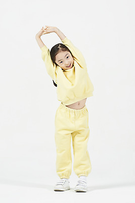 포토 JPG 스튜디오촬영 전신 여자 어린이 실내 건강 한명 서기 미소 앞모습 스트레칭 한국인 즐거움 흰배경 체조 소녀한명만 국내포토 1 감정 뷰포인트 백그라운드 모션 표정 사람 동양인 내부 운동 흰색 여자한명만 소녀만 파일형식