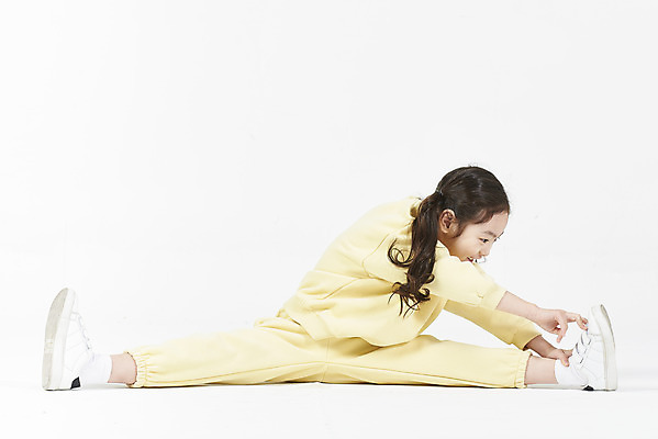 포토 JPG 스튜디오촬영 전신 여자 어린이 실내 건강 한명 앉기 앞모습 스트레칭 한국인 즐거움 흰배경 체조 다리찢기 소녀한명만 국내포토 1 감정 뷰포인트 백그라운드 모션 사람 동양인 내부 운동 흰색 여자한명만 소녀만 파일형식