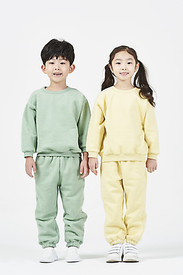 포토 JPG 스튜디오촬영 전신 여자 남자 어린이 실내 건강 서기 두명 앞모습 친구 한국인 즐거움 흰배경 어린이만 국내포토 감정 뷰포인트 백그라운드 관계 모션 사람 동양인 내부 흰색 파일형식