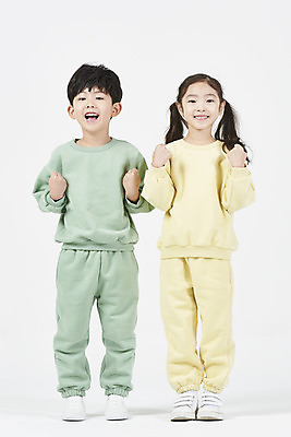 포토 JPG 스튜디오촬영 전신 여자 남자 어린이 응원 실내 건강 서기 미소 두명 앞모습 친구 파이팅 주먹 한국인 즐거움 흰배경 어린이만 국내포토 감정 뷰포인트 백그라운드 관계 모션 표정 사람 동양인 내부 흰색 파일형식