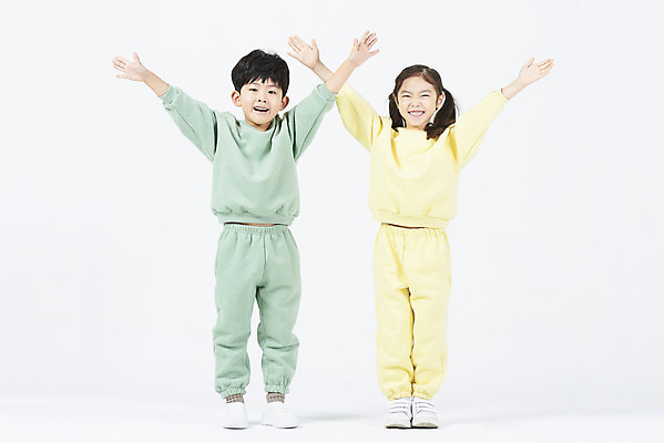 포토 JPG 스튜디오촬영 전신 여자 남자 어린이 팔벌리기 실내 건강 서기 미소 두명 앞모습 친구 스트레칭 만세 한국인 즐거움 흰배경 체조 어린이만 국내포토 감정 뷰포인트 백그라운드 관계 모션 표정 사람 동양인 내부 운동 흰색 파일형식