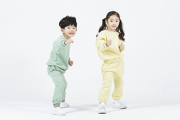포토 JPG 스튜디오촬영 전신 여자 남자 어린이 실내 건강 서기 두명 앞모습 옆모습 친구 한국인 즐거움 준비 흰배경 어린이만 국내포토 감정 뷰포인트 백그라운드 관계 모션 사람 동양인 내부 흰색 파일형식