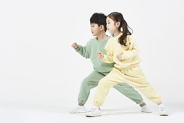 포토 JPG 스튜디오촬영 전신 여자 남자 어린이 실내 건강 서기 두명 옆모습 친구 주먹 한국인 즐거움 준비 흰배경 어린이만 국내포토 감정 뷰포인트 백그라운드 관계 모션 사람 동양인 내부 흰색 파일형식