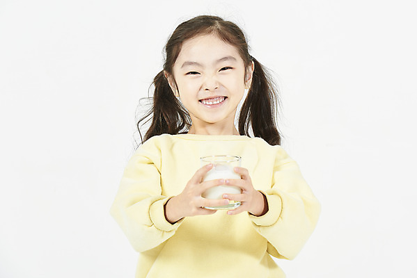포토 JPG 스튜디오촬영 여자 어린이 실내 건강 한명 서기 미소 상반신 앞모습 한국인 우유 즐거움 흰배경 소녀한명만 국내포토 1 감정 뷰포인트 백그라운드 모션 유제품 표정 사람 동양인 내부 흰색 여자한명만 소녀만 파일형식