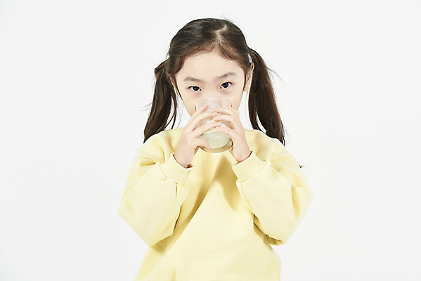 포토 JPG 스튜디오촬영 여자 어린이 실내 건강 한명 서기 상반신 앞모습 한국인 우유 마시기 즐거움 흰배경 소녀한명만 국내포토 1 감정 뷰포인트 백그라운드 모션 유제품 사람 동양인 내부 흰색 여자한명만 소녀만 파일형식