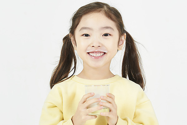 포토 JPG 스튜디오촬영 여자 어린이 실내 건강 한명 서기 미소 상반신 앞모습 한국인 우유 즐거움 흰배경 소녀한명만 국내포토 1 감정 뷰포인트 백그라운드 모션 유제품 표정 사람 동양인 내부 흰색 여자한명만 소녀만 파일형식