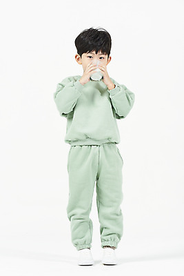 포토 JPG 스튜디오촬영 전신 남자 어린이 실내 건강 한명 서기 앞모습 한국인 우유 마시기 즐거움 흰배경 소년한명만 국내포토 1 감정 뷰포인트 백그라운드 모션 유제품 사람 동양인 내부 흰색 남자한명만 소년만 파일형식