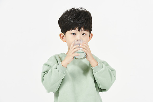 포토 JPG 스튜디오촬영 남자 어린이 실내 건강 한명 서기 상반신 앞모습 한국인 우유 마시기 즐거움 흰배경 소년한명만 국내포토 1 감정 뷰포인트 백그라운드 모션 유제품 사람 동양인 내부 흰색 남자한명만 소년만 파일형식