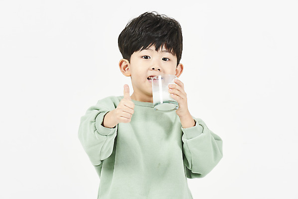 포토 JPG 스튜디오촬영 남자 어린이 실내 건강 한명 서기 상반신 앞모습 한국인 우유 마시기 최고 즐거움 흰배경 소년한명만 국내포토 1 감정 뷰포인트 백그라운드 모션 유제품 사람 동양인 내부 흰색 남자한명만 소년만 파일형식