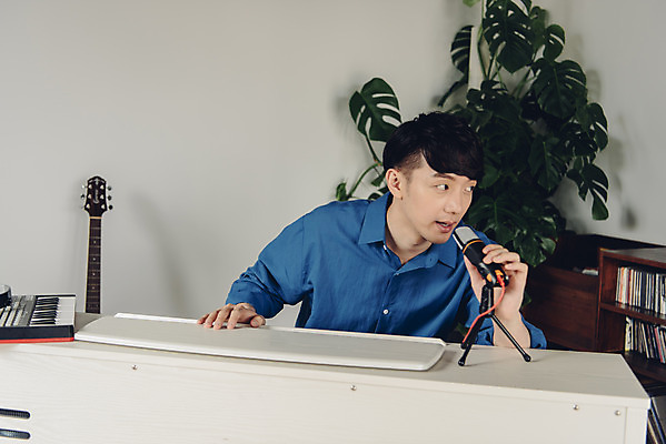 포토 JPG 스튜디오촬영 남자 악기 음악 실내 한명 앉기 상반신 20대 성인 취미 앞모습 한국인 피아노 마이크 즐거움 블로거 성인남자한명만 크리에이터 1인미디어 유튜버 국내포토 직업 1 감정 뷰포인트 음향기기 모션 문화예술 사람 동양인 청년 내부 건반악기 방송 남자한명만 성인남자만 파일형식