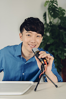 포토 JPG 스튜디오촬영 남자 악기 음악 실내 한명 미소 앉기 상반신 20대 성인 취미 앞모습 한국인 피아노 마이크 즐거움 블로거 성인남자한명만 크리에이터 1인미디어 유튜버 국내포토 직업 1 감정 뷰포인트 음향기기 모션 문화예술 표정 사람 동양인 청년 내부 건반악기 방송 남자한명만 성인남자만 파일형식