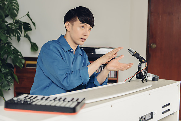 포토 JPG 스튜디오촬영 응시 남자 악기 음악 실내 설명 한명 앉기 상반신 20대 성인 취미 옆모습 한국인 피아노 마이크 즐거움 블로거 성인남자한명만 크리에이터 1인미디어 유튜버 국내포토 직업 1 시선 감정 뷰포인트 음향기기 모션 문화예술 사람 동양인 청년 내부 건반악기 방송 남자한명만 성인남자만 파일형식