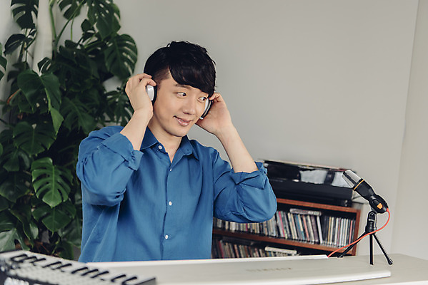 포토 JPG 스튜디오촬영 남자 악기 음악 실내 한명 미소 앉기 상반신 20대 성인 취미 앞모습 헤드폰 한국인 피아노 마이크 즐거움 블로거 성인남자한명만 크리에이터 1인미디어 유튜버 국내포토 직업 1 감정 뷰포인트 음향기기 모션 문화예술 표정 사람 동양인 청년 내부 건반악기 방송 남자한명만 성인남자만 파일형식