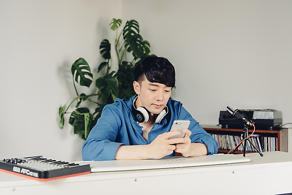 포토 JPG 스튜디오촬영 남자 악기 음악 실내 한명 앉기 상반신 20대 성인 취미 앞모습 스마트폰 헤드폰 한국인 피아노 마이크 즐거움 블로거 성인남자한명만 크리에이터 1인미디어 유튜버 국내포토 직업 1 감정 뷰포인트 음향기기 모션 문화예술 사람 동양인 청년 내부 핸드폰 스마트기기 건반악기 방송 남자한명만 성인남자만 파일형식