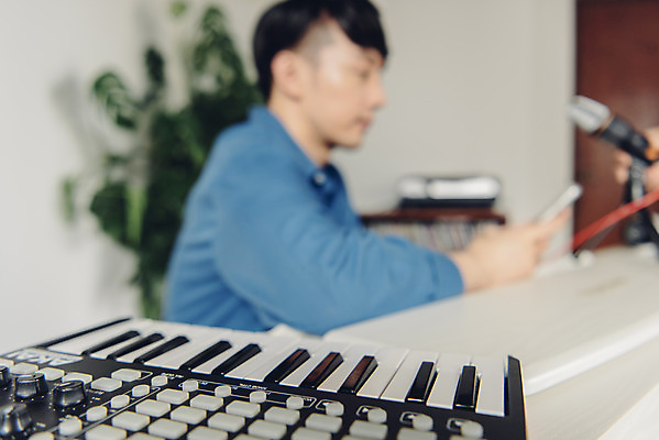 포토 JPG 스튜디오촬영 남자 악기 음악 실내 한명 앉기 상반신 20대 성인 취미 옆모습 아웃포커스 한국인 건반 피아노 마이크 즐거움 블로거 성인남자한명만 크리에이터 1인미디어 유튜버 국내포토 직업 1 감정 뷰포인트 음향기기 모션 문화예술 촬영기법 사람 동양인 청년 내부 건반악기 방송 남자한명만 성인남자만 파일형식