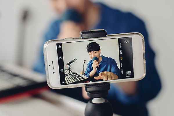 포토 JPG 스튜디오촬영 남자 악기 음악 실내 한명 앉기 상반신 20대 성인 취미 옆모습 아웃포커스 스마트폰 촬영 한국인 피아노 즐거움 삼각대 블로거 성인남자한명만 크리에이터 1인미디어 유튜버 국내포토 직업 1 감정 뷰포인트 모션 문화예술 촬영기법 사람 동양인 청년 내부 핸드폰 스마트기기 건반악기 방송 남자한명만 성인남자만 파일형식