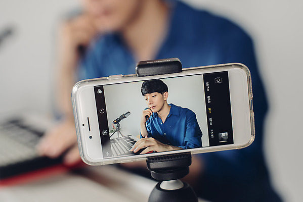 포토 JPG 스튜디오촬영 남자 악기 음악 실내 한명 앉기 상반신 20대 성인 취미 옆모습 아웃포커스 스마트폰 촬영 한국인 피아노 즐거움 삼각대 블로거 성인남자한명만 크리에이터 1인미디어 유튜버 국내포토 직업 1 감정 뷰포인트 모션 문화예술 촬영기법 사람 동양인 청년 내부 핸드폰 스마트기기 건반악기 방송 남자한명만 성인남자만 파일형식