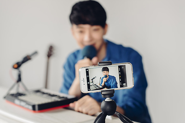 포토 JPG 스튜디오촬영 남자 악기 음악 실내 한명 앉기 상반신 20대 성인 취미 앞모습 아웃포커스 스마트폰 촬영 한국인 피아노 마이크 즐거움 삼각대 블로거 성인남자한명만 크리에이터 1인미디어 유튜버 국내포토 직업 1 감정 뷰포인트 음향기기 모션 문화예술 촬영기법 사람 동양인 청년 내부 핸드폰 스마트기기 건반악기 방송 남자한명만 성인남자만 파일형식