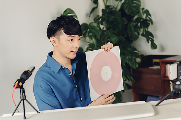 포토 JPG 스튜디오촬영 남자 악기 음악 실내 설명 한명 들기 앉기 상반신 20대 성인 취미 앞모습 촬영 한국인 피아노 마이크 즐거움 블로거 성인남자한명만 크리에이터 1인미디어 유튜버 국내포토 직업 1 감정 뷰포인트 음향기기 모션 문화예술 사람 동양인 청년 내부 건반악기 방송 남자한명만 성인남자만 파일형식