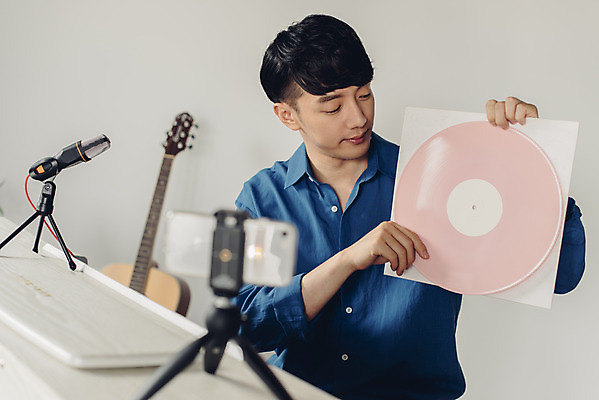 포토 JPG 스튜디오촬영 남자 악기 음악 실내 설명 한명 들기 앉기 상반신 20대 성인 취미 앞모습 스마트폰 촬영 한국인 피아노 마이크 즐거움 블로거 성인남자한명만 크리에이터 1인미디어 유튜버 국내포토 직업 1 감정 뷰포인트 음향기기 모션 문화예술 사람 동양인 청년 내부 핸드폰 스마트기기 건반악기 방송 남자한명만 성인남자만 파일형식