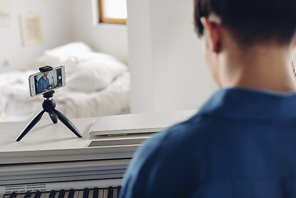 포토 JPG 스튜디오촬영 남자 악기 음악 실내 한명 앉기 상반신 20대 성인 취미 뒷모습 스마트폰 촬영 한국인 피아노 즐거움 삼각대 블로거 성인남자한명만 크리에이터 1인미디어 유튜버 국내포토 직업 1 감정 뷰포인트 모션 문화예술 사람 동양인 청년 내부 핸드폰 스마트기기 건반악기 방송 남자한명만 성인남자만 파일형식