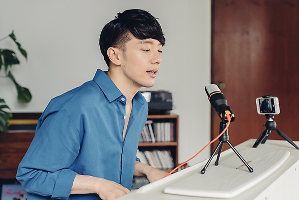 포토 JPG 스튜디오촬영 남자 악기 음악 연주 노래 실내 한명 앉기 상반신 20대 성인 취미 옆모습 스마트폰 촬영 한국인 피아노 마이크 즐거움 삼각대 블로거 성인남자한명만 크리에이터 1인미디어 유튜버 국내포토 직업 1 감정 뷰포인트 음향기기 모션 문화예술 사람 동양인 청년 내부 핸드폰 스마트기기 건반악기 방송 남자한명만 성인남자만 파일형식