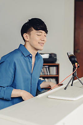 포토 JPG 스튜디오촬영 남자 악기 음악 연주 노래 실내 한명 앉기 상반신 20대 성인 취미 옆모습 스마트폰 촬영 한국인 피아노 마이크 즐거움 삼각대 블로거 성인남자한명만 크리에이터 1인미디어 유튜버 국내포토 직업 1 감정 뷰포인트 음향기기 모션 문화예술 사람 동양인 청년 내부 핸드폰 스마트기기 건반악기 방송 남자한명만 성인남자만 파일형식